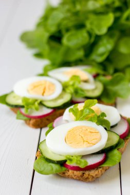 Yumurta, turp ve yeşil marul ile sandviç.