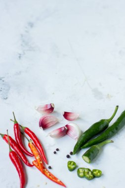 Kırmızı biber biber, yeşil jalapeno biber ve sarımsak.