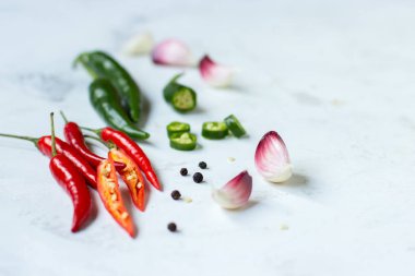 Kırmızı biber biber, yeşil jalapeno biber ve sarımsak.