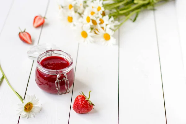 Strawberry Jam Glass Jar Table Chamomiles — Stock Photo, Image