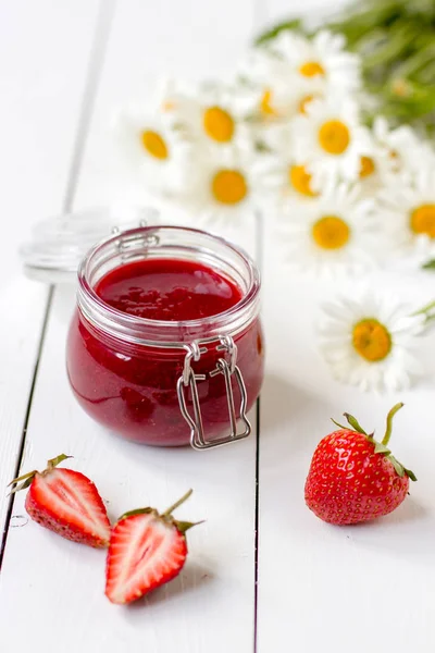 Erdbeermarmelade Glas Auf Einem Tisch Mit Kamille — Stockfoto