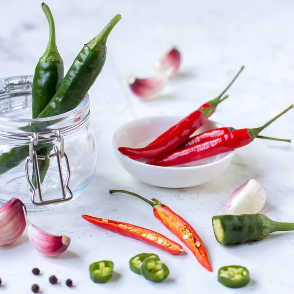 Röd Chilipeppar Gröna Jalapeno Peppar Och Vitlök — Stockfoto