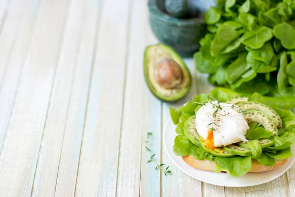 Yumurta-ciabatta ile haşlanmış, avokado ve bebek marul yaprakları.