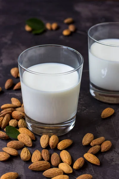 Mandelmilch Glas Und Mandelnüsse Auf Dunklem Hintergrund — Stockfoto