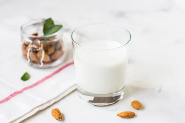 Susu Almond Dalam Gelas Dengan Latar Belakang Putih Susu Vegan — Stok Foto