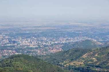 Almatı şehir manzaralı dağ üstten.