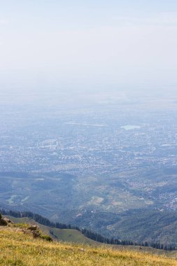 Almatı şehir manzaralı dağ üstten.