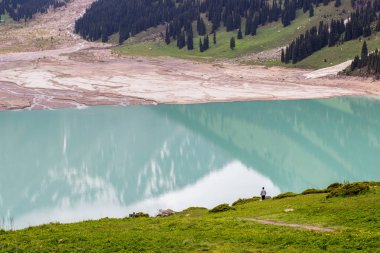 Büyük Almatı Gölü yaz aylarında. Trans-Ili Alatau Dağları Almatı Şehri yakınındaki güzel manzara.