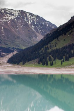 Büyük Almatı Gölü yaz aylarında. Trans-Ili Alatau Dağları Almatı Şehri yakınındaki güzel manzara.