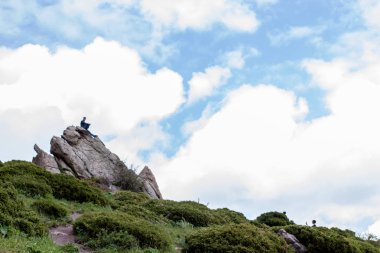 Dağ ve dramatik gökyüzü bulutlu yaz aylarında.