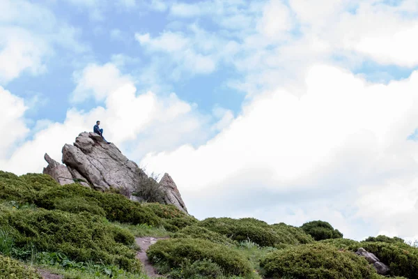 夏天有云的高山和戏剧性的天空 — 图库照片