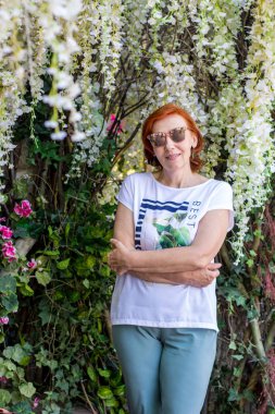 sokakta Kızıl saçlı yaşlı kadın.