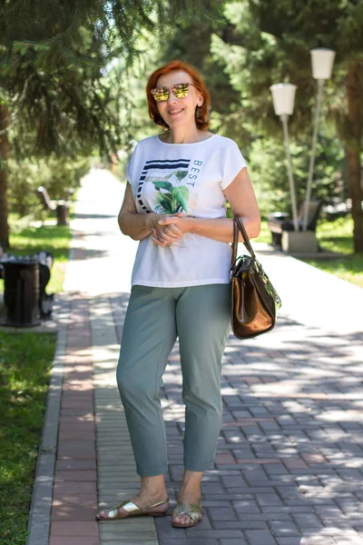 Elderly Woman Red Hair Street — Stock Photo, Image