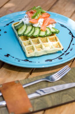Sağlıklı yemek yemek kahvaltı waffle, somon ve haşlanmış yumurta.