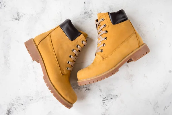 Kadın kış botları. Trekking için sarı sıcak boots.