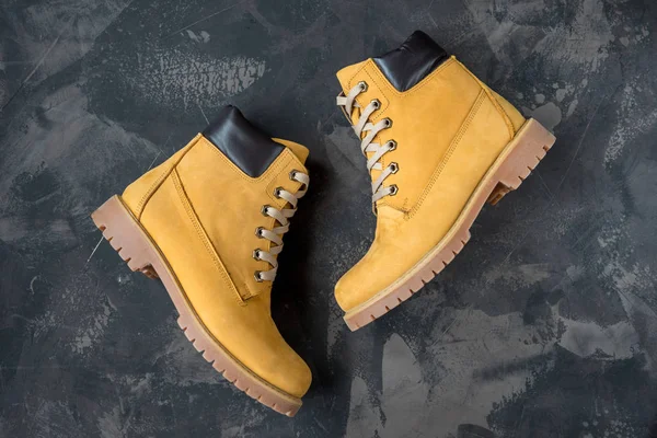 Kadın kış botları. Trekking için sarı sıcak boots.