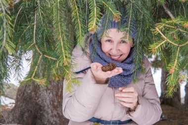 Yaşlı kadın dağlarda. Doğada oturan emekli