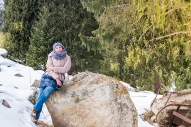 Yaşlı kadın dağlarda. Doğada oturan emekli