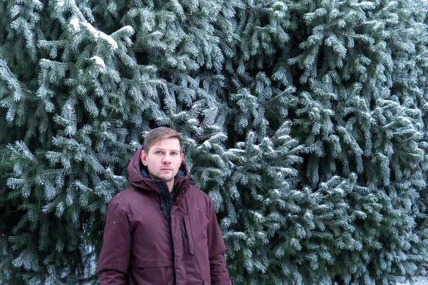Porträt Eines Mannes Winterwald Nahe Einer Fichte — Stockfoto