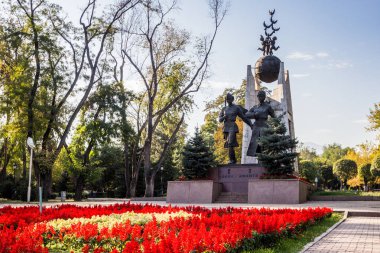 Almatı, Kazakistan - 15 Eylül 2018: Sovyetler Birliği Aliya Moldagulova ve Manshuk Mametova kahramanları Anıtı.