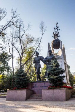 Almatı, Kazakistan - 15 Eylül 2018: Sovyetler Birliği Aliya Moldagulova ve Manshuk Mametova kahramanları Anıtı.
