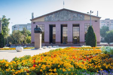 Almatı, Kazakistan - 15 Eylül 2018: anıt, Gabit Musrepov genç seyirci Theater Almatı yakınındaki.