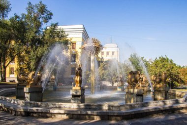 Almatı, Kazakistan - 15 Eylül 2018: Çeşme Oriental takvim Almatı şehrinde.