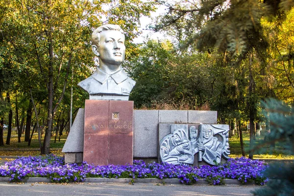 Almatı Kazakistan Eylül 2018 Anıt Uraz Jandosov Almatı Şehrinin Sokakta — Stok fotoğraf