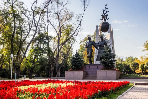 Almatı, Kazakistan - 15 Eylül 2018: Sovyetler Birliği Aliya Moldagulova ve Manshuk Mametova kahramanları Anıtı.