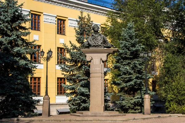 哈萨克斯坦阿拉木图 2018年9月15日 诗人和作家的纪念碑亚历山大伊万 谢尔盖耶维奇普希金 — 图库照片