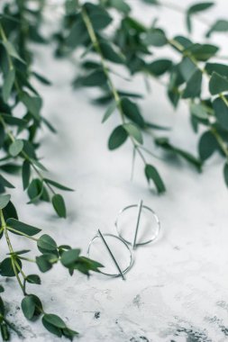 Minimalist tarzda geometrik gümüş küpe.