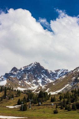 Şimbulak Kayak Merkezi bahar yakınındaki Almatı şehri, Kazakistan.