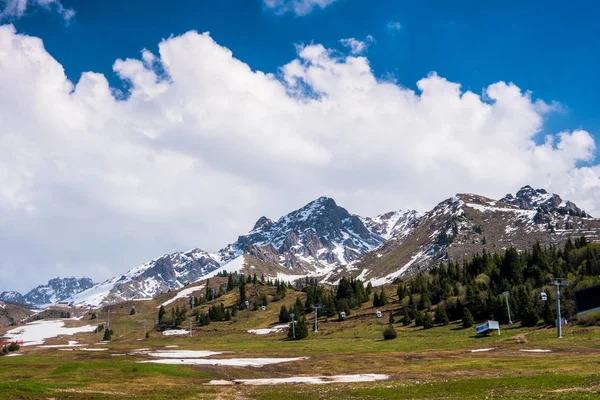 Şimbulak Kayak Merkezi bahar yakınındaki Almatı şehri, Kazakistan.