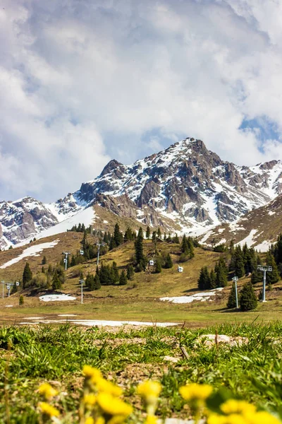 Şimbulak Kayak Merkezi bahar yakınındaki Almatı şehri, Kazakistan.