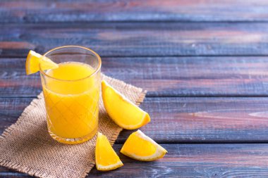 Masada taze portakal suyu, rustik tarzı