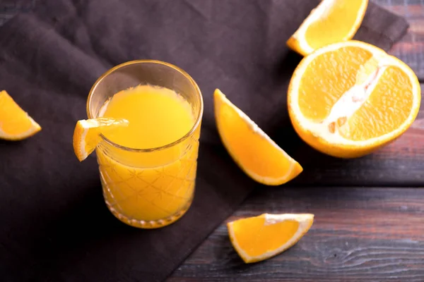 Färsk apelsinjuice på bordet, rustik stil — Stockfoto