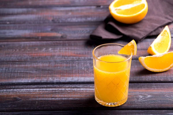 Jus d'orange frais sur la table, style rustique — Photo