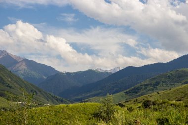 Almaty, Kazakistan kenti yakınındaki dağlar. Mou yaz
