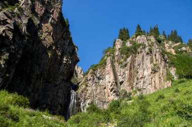 Almat şehrinin dağlarında Butakovsky şelale, Kaz