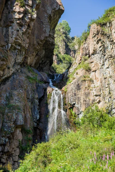 Cascada Butakovsky en las montañas de la ciudad de Almaty, Kaz — Foto de Stock