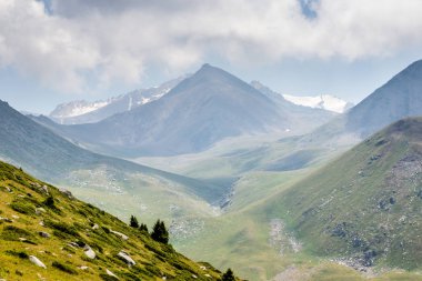 Yazın dağ vadisi, Almaty, Kazakistan. Mou'dan görünüm
