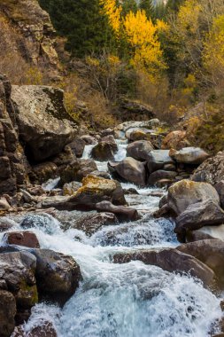 Sonbaharda dağ nehri. Dağlarda kaba nehir o