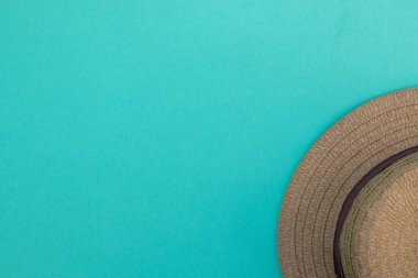 Mavi arka planda Şapka, yaz tatili ruh hali, üst görünümü