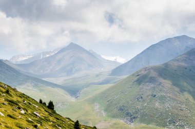 Yazın dağ vadisi, Almaty, Kazakistan. Mou'dan görünüm