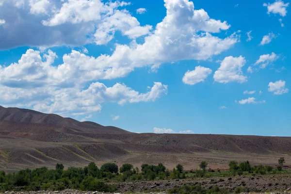 Steppe krajina v Kazachstánu. Nebe s mračny nad mohénou — Stock fotografie