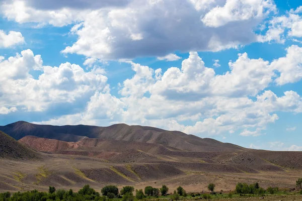 Paisagens de estepe do Cazaquistão. Céu com nuvens sobre a montanha — Fotografia de Stock