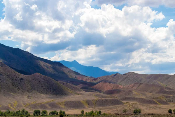カザフスタンの草原の風景。マウントの上に雲が立つ空 — ストック写真