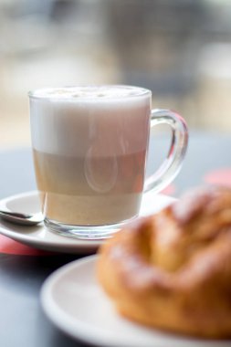 Kruvasanlı latte kahve, kafeteryada kahvaltı