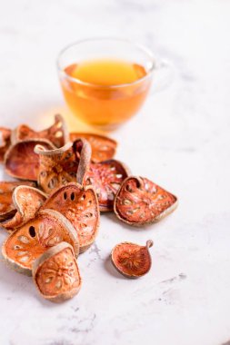 Matum tay çayı. Bael meyve çayı ve kurutulmuş bael meyve dilimleri