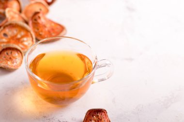 Matum tay çayı. Bael meyve çayı ve kurutulmuş bael meyve dilimleri